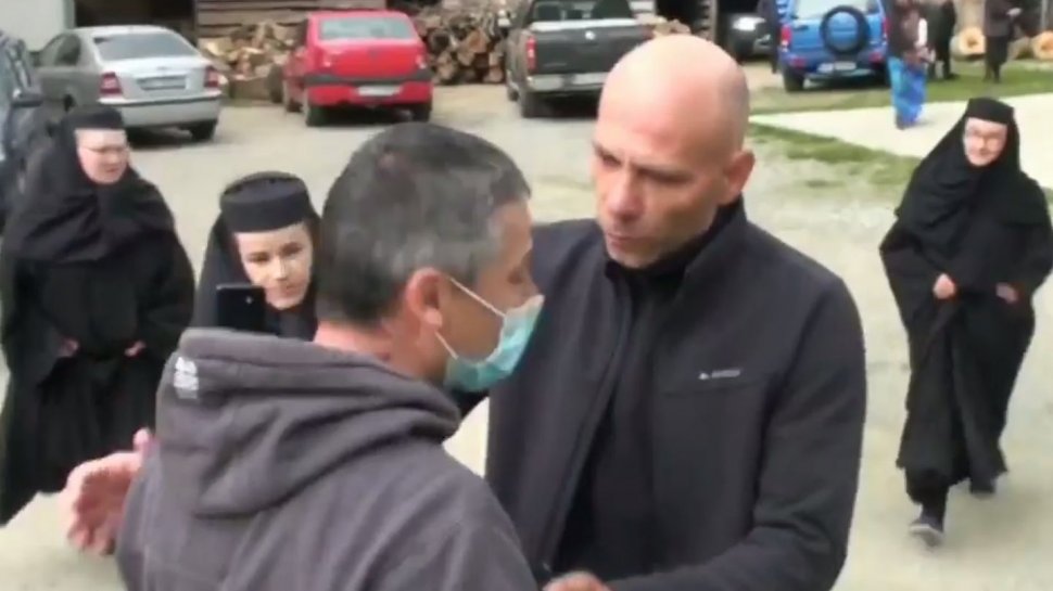 Bătaie la o mănăstire din Hunedoara: Doi bărbaţi, la spital după ce au încercat să oprească o slujbă (VIDEO)