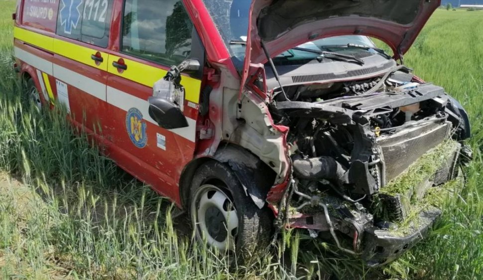 O ambulanţă SMURD, implicată într-un accident rutier, la Bacău