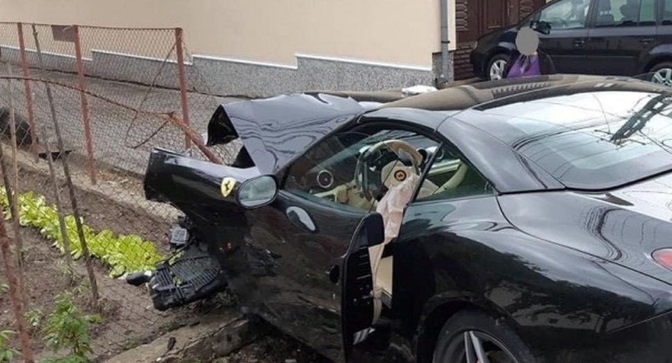 Un bolid Ferrari, făcut praf într-un accident în Alba