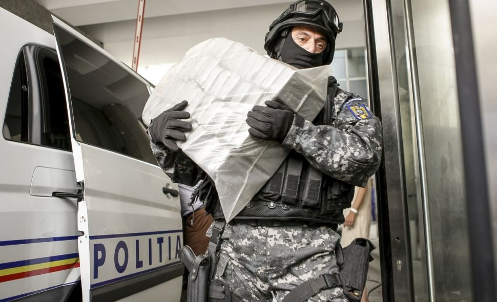 Aproape 50 kg heroină, descoperite la Dolj, în cabina unui camion condus un bulgar