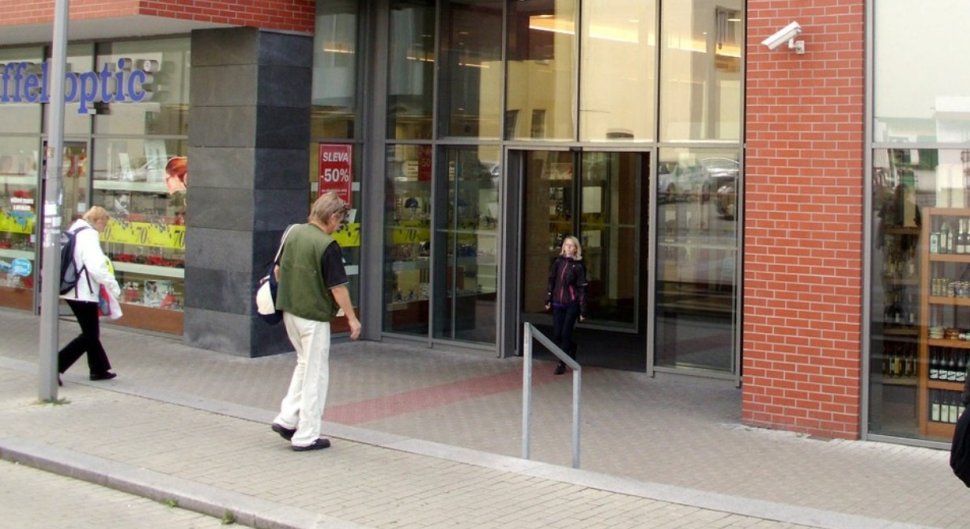O nouă teorie a conspirației, în România: "Nu mai intrați pe ușile culisante în supermarket-uri - acestea dețin un câmp magnetic care…"