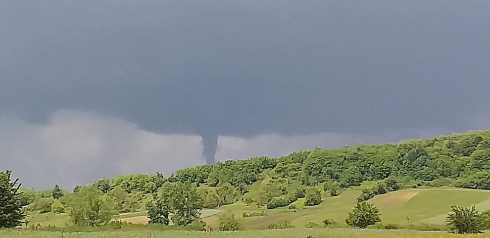 Jumătate de țară, măturată de furtuni. A fost tornadă în Bihor 664069