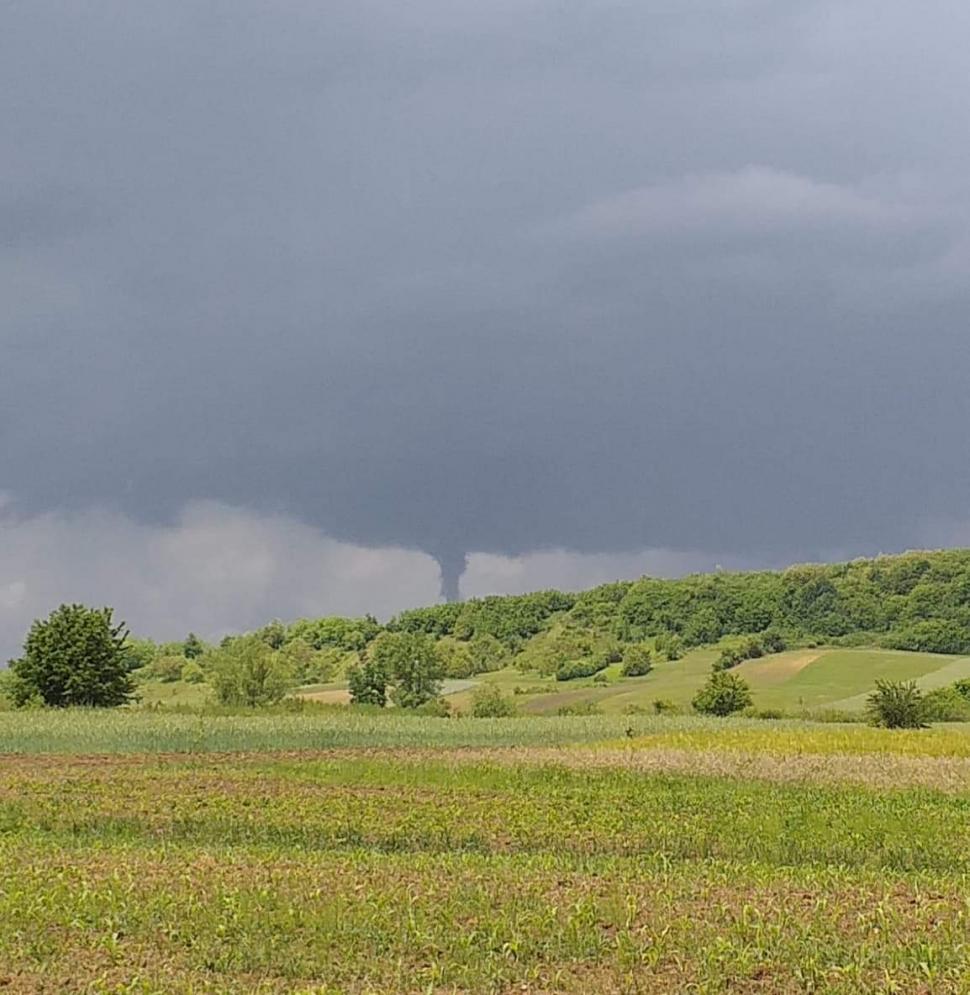 Jumătate de țară, măturată de furtuni. A fost tornadă în Bihor 664070