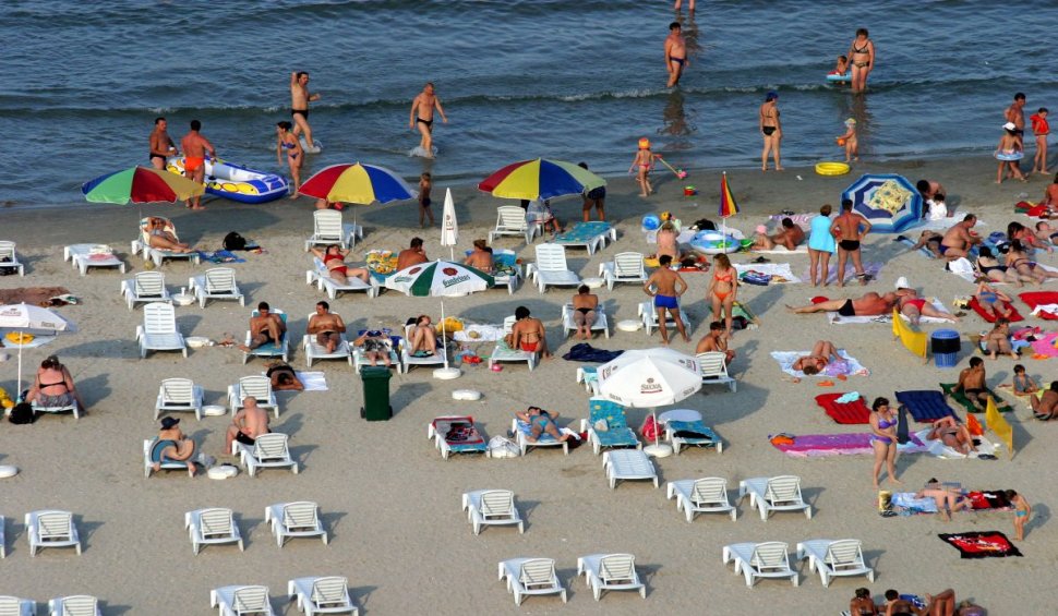 Ce reguli vor respecta românii la plajă și terase: Fără mască de protecție la masă. Distanța socială, păstrată în mare