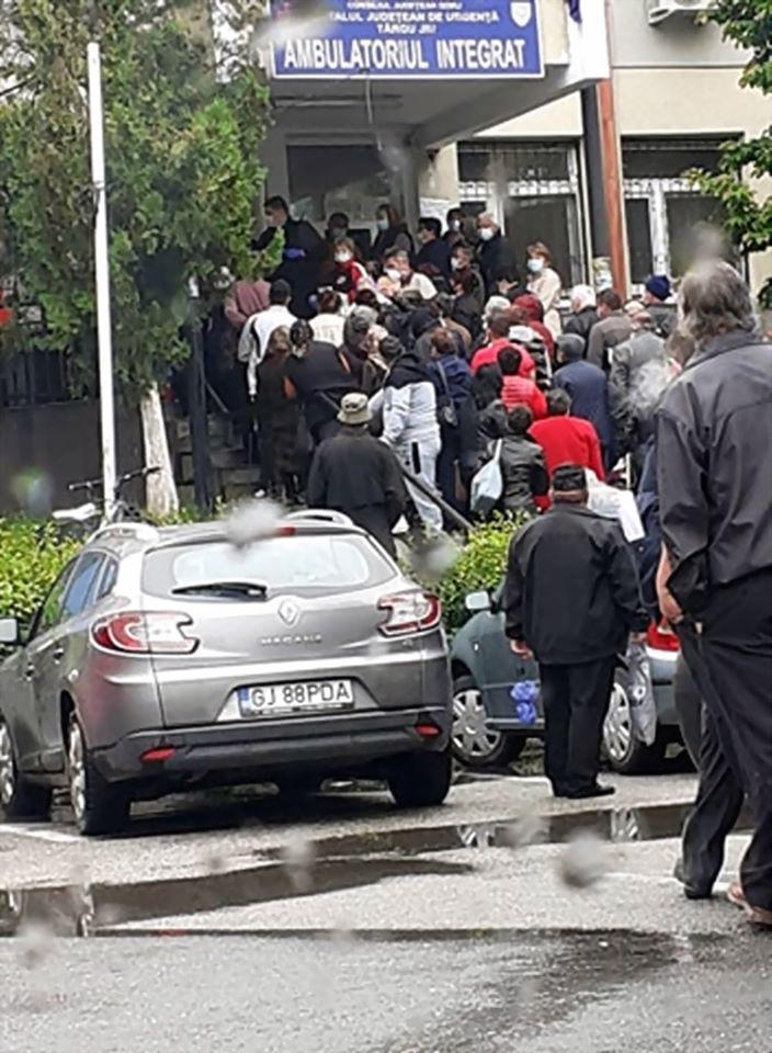 Coadă imensă, la Spitalul Județean din Târgu Jiu. Oameni stau înghesuiți, fără să respecte distanțarea socială 664273