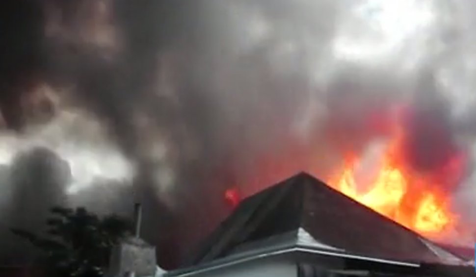 Incendiu puternic la o fabrică de confecții din Iași (VIDEO)
