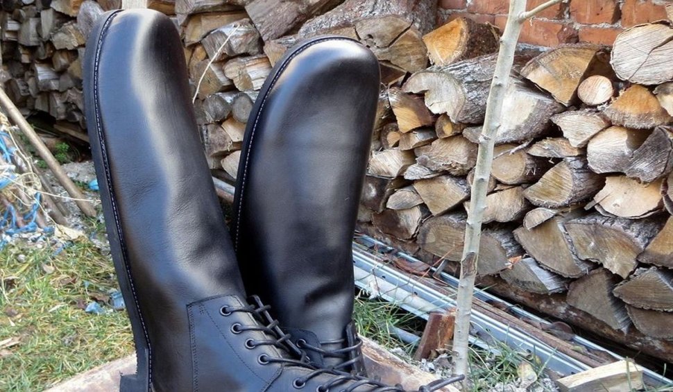 „Pantofi de Distanţare Socială”, noua colecție lansată de un atelier de încălțăminte de la Cluj