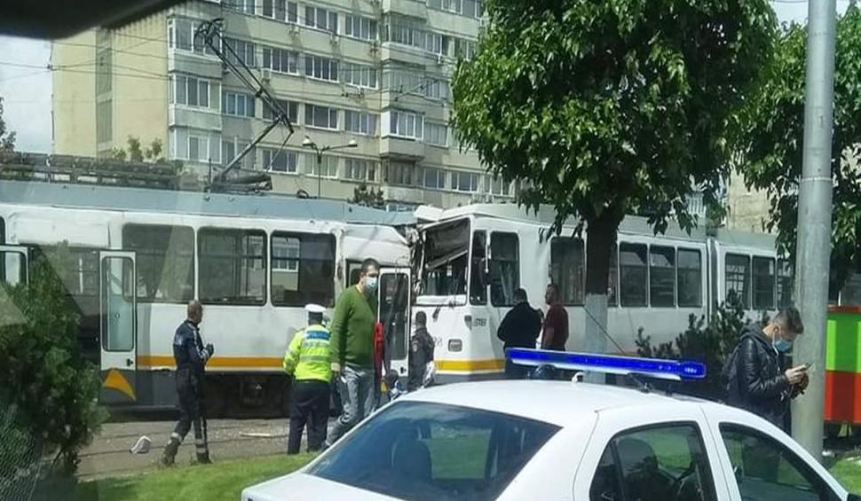 Accident cu doua tramvaie în București. Mai mulți pasageri au fost răniți, traficul e paralizat