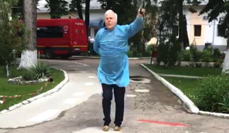 Un bunic din Gorj a dansat de bucurie, după ce s-a vindecat de coronavirus, în fața spitalului