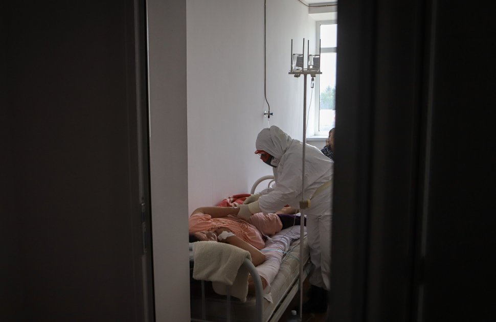 Asistentă româncă în Suedia, mărturie tulburătoare: "Am văzut cum i s-au împietrit plămânii unui pacient tânăr cu COVID-19"