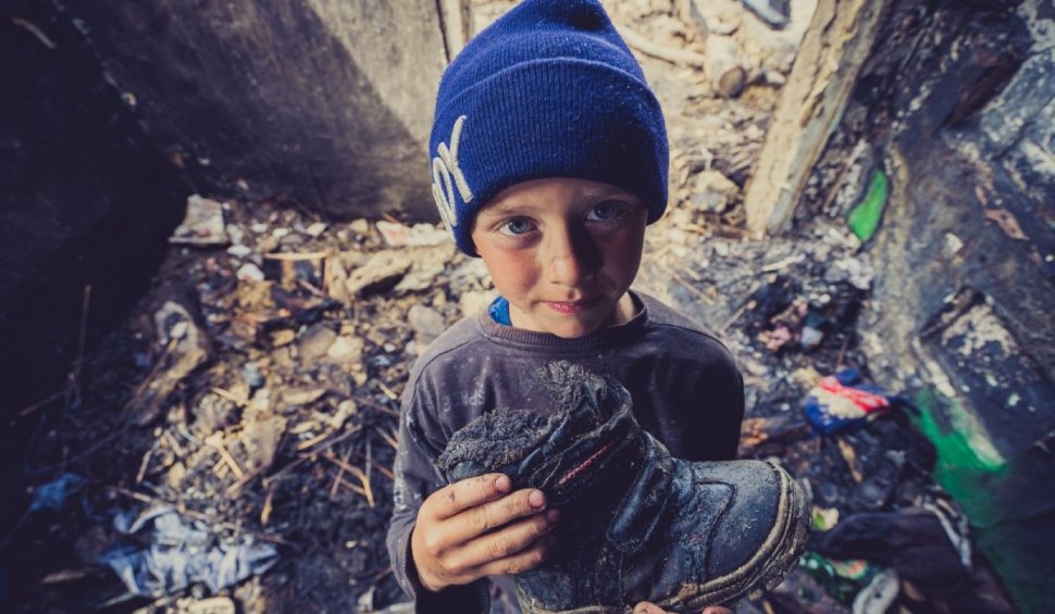Copil din Botoșani, în lacrimi după ce a rămas fără adidași într-un incendiu care a distrus casa familiei