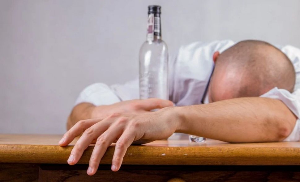 Românii beau din ce în ce mai mult alcool. Oltenii sunt sunt cei mai mari băutori
