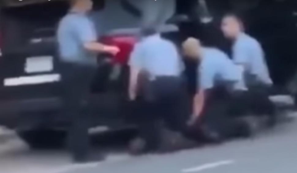 Răsturnare de situație în cazul lui George Floyd. O filmare nouă arată că trei polițiști s-au așezat cu genunchii pe bărbatul care a murit la scurt timp 665035