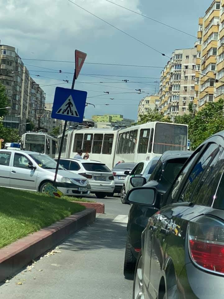 Un tramvai a deraiat și a lovit un autoturism, într-o intersecție din București (Galerie foto) 665104