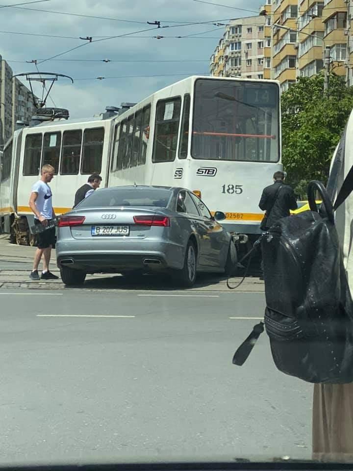 Un tramvai a deraiat și a lovit un autoturism, într-o intersecție din București (Galerie foto) 665105