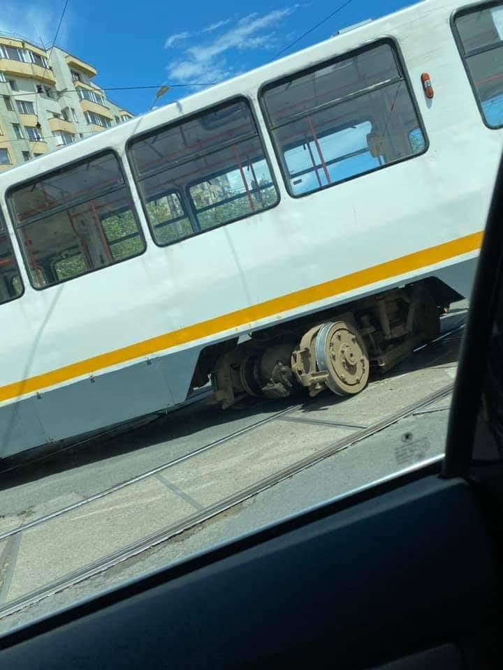 Un tramvai a deraiat și a lovit un autoturism, într-o intersecție din București (Galerie foto) 665106