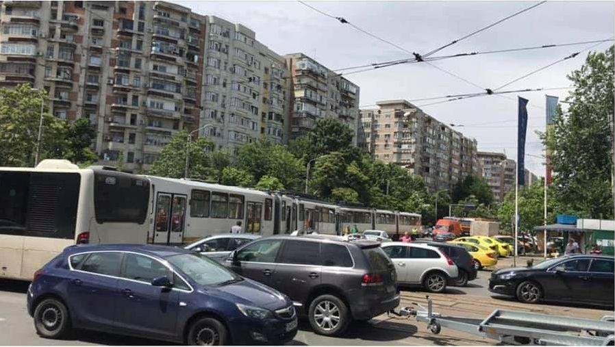 Un tramvai a deraiat și a lovit un autoturism, într-o intersecție din București (Galerie foto) 665107