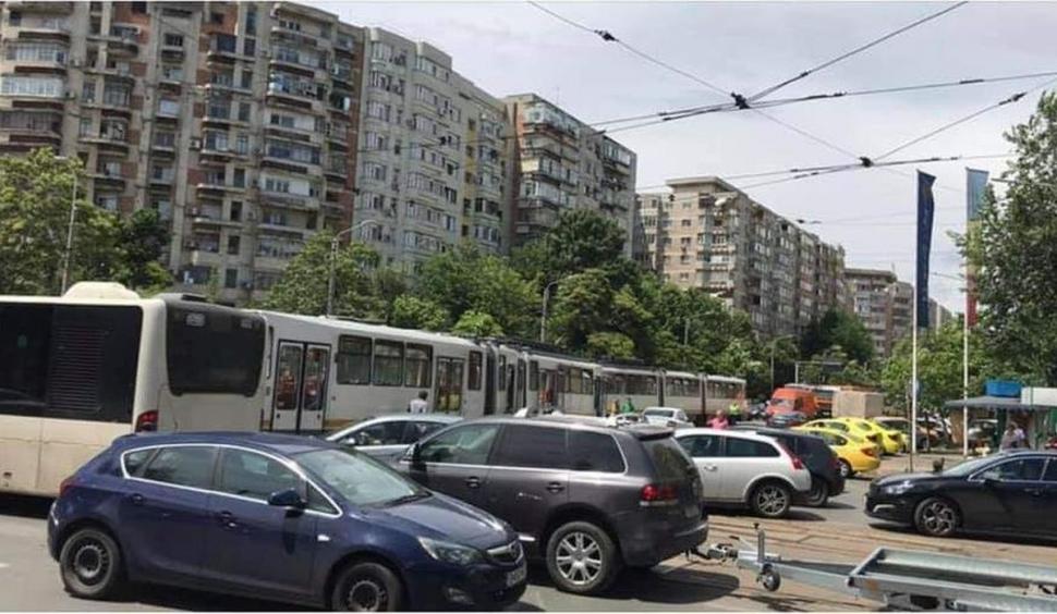 Un tramvai a deraiat și a lovit un autoturism, într-o intersecție din București (Galerie foto) 665108