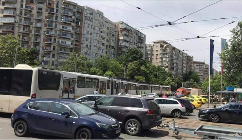 Un tramvai a deraiat și a lovit un autoturism, într-o intersecție din București (Galerie foto)