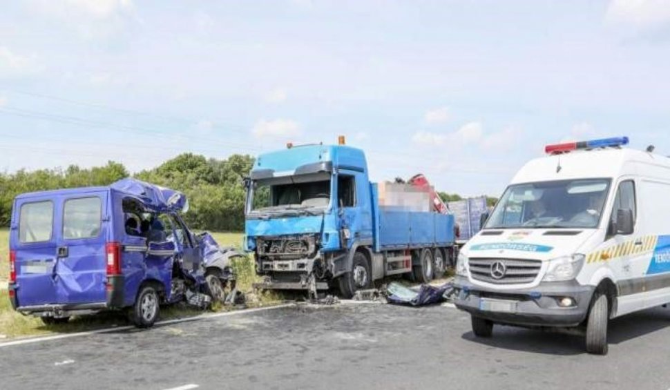 Accident cumplit în Ungaria. Un român mort și alți patru răniți, după ce microbuzul în care se aflau a fost distrus de un camion