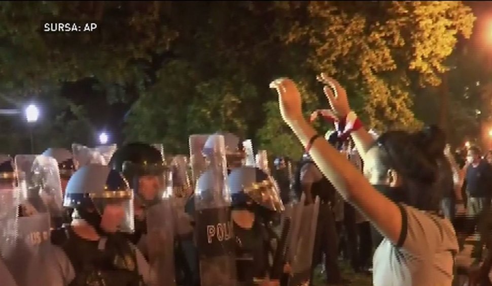 Protestatarii americani au rupt bucăți din gardul Casei Albe