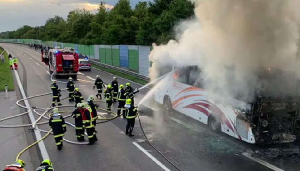 Autocar plin cu zeci de români, în flăcări pe o autostradă din Austria. Reacția MAE, după accident