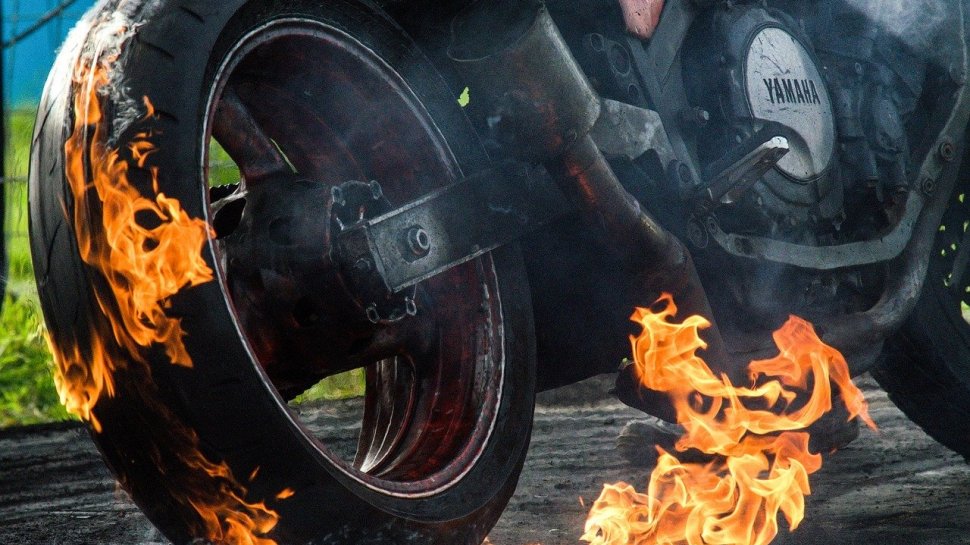 Un motociclist a luat foc în timp ce era pulverizat cu dezinfectant