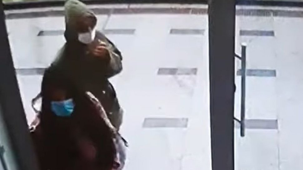 Au profitat că poartă mască și au dat lovitura la un magazin din centrul Bacăului. Au fost însă surprinse de camerele de supraveghere (VIDEO)