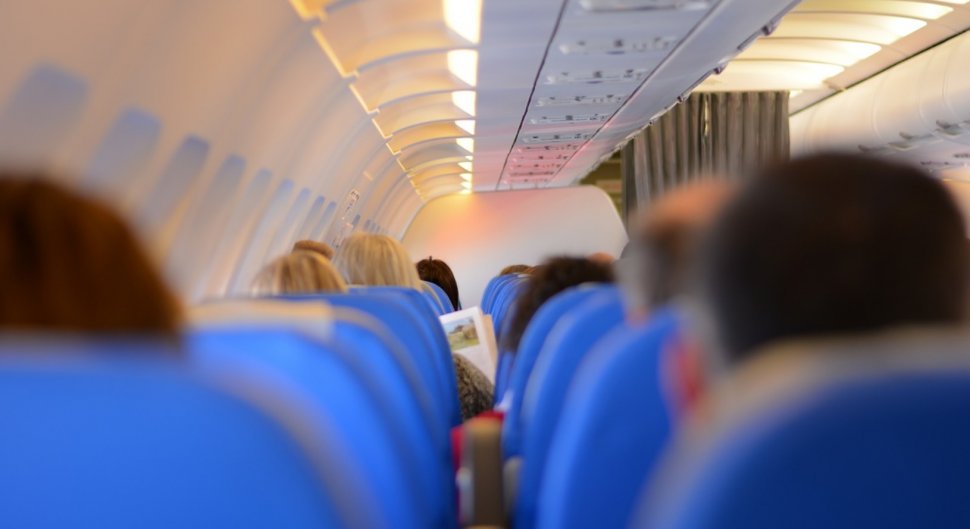 Ce poți face pentru a călători în siguranță cu avionul, în vremea pandemiei. Sfaturile specialiștilor