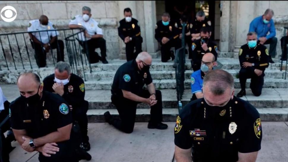 Imagini virale în SUA. Polițiști îngenunchiați în fața protestatarilor 