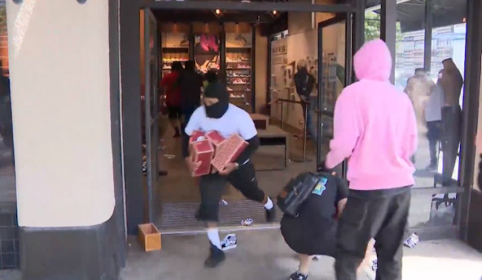 SUA: Momentul în care zeci de protestatari jefuiesc un magazin de încălțăminte din Santa Monica, viral pe internet VIDEO