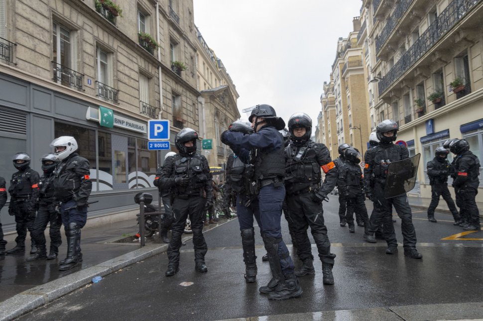 Protestele din SUA se extind și în Europa. Poliția a intervenit cu gaze lacrimogene în timpul unui protest la Paris