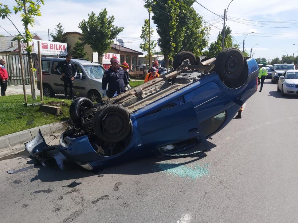 Accident produs de o șoferiță de 75 de ani. Mașină răsturnată pe șoseaua Alexandriei 665682