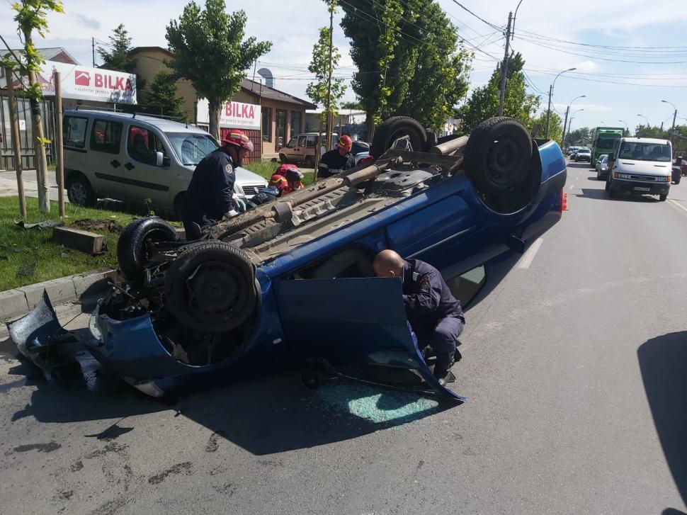 Accident produs de o șoferiță de 75 de ani. Mașină răsturnată pe șoseaua Alexandriei 665683