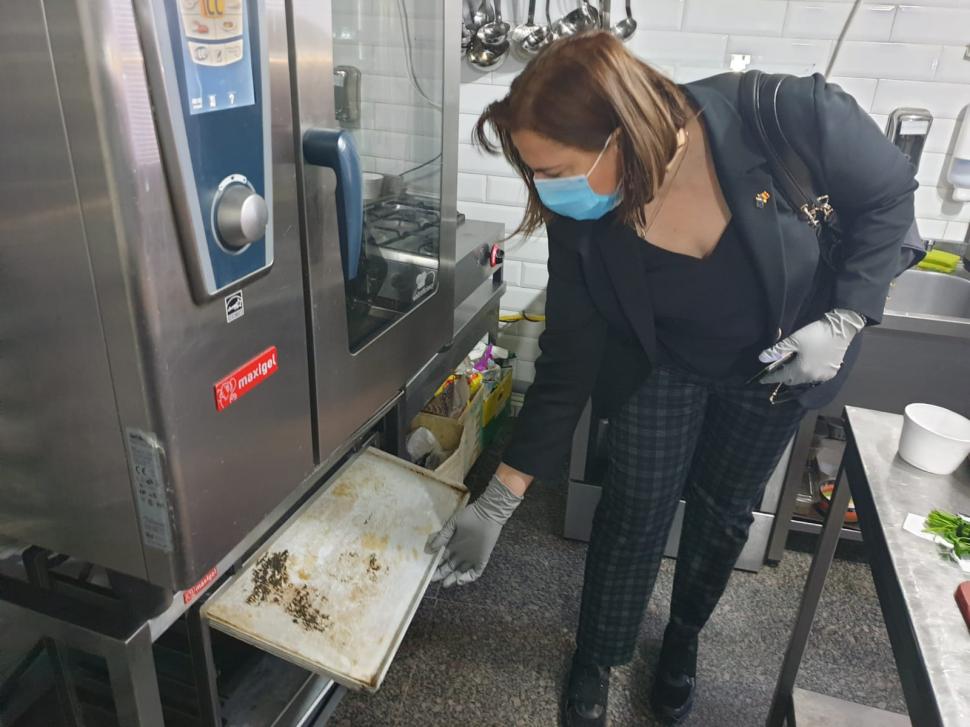 Amenzi de peste 50.000 de lei, după ce ANPC a găsit mâncare expirată și jucării interzise în UE la câteva magazine din Buzău 665677