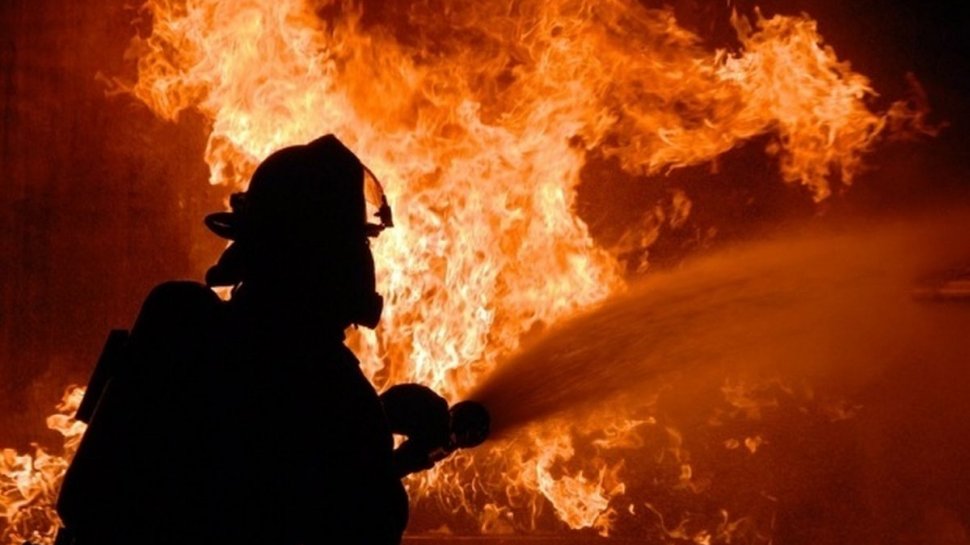 Incendiu cumplit la locuință din Botoșani. Un bărbat a decedat la scurt timp după ce a ajuns la spital