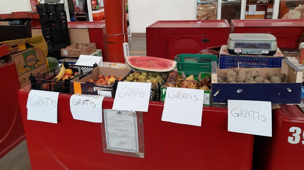 Legume și fructe oferite gratis persoanelor cu venituri mici într-o piață din Cluj