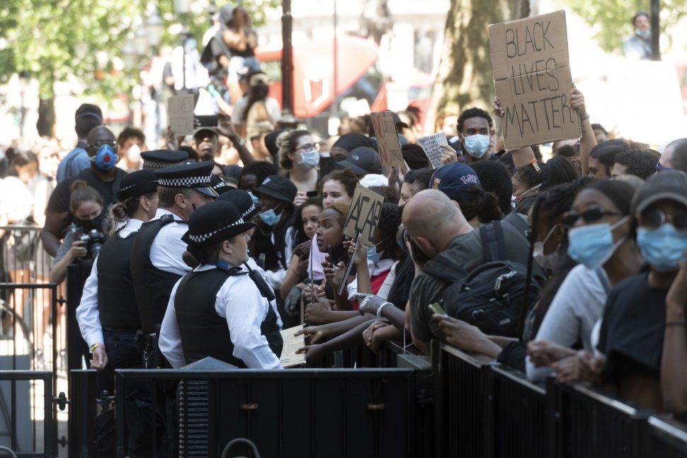 Protestele din SUA se extind și în Europa. Confruntări între manifestanţi şi poliţie în Londra