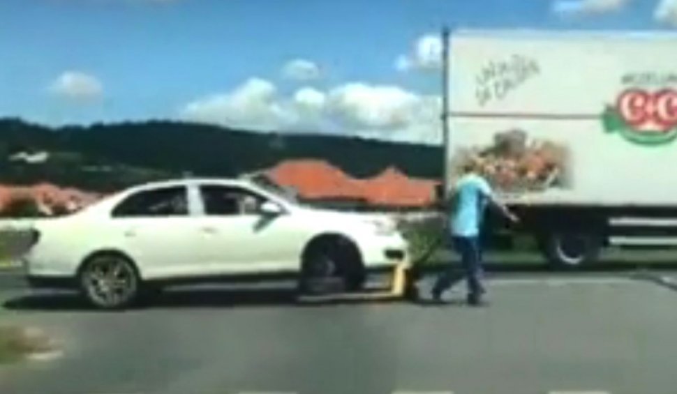 Șofer filmat în timp ce își ducea mașina cu o liză la vulcanizare: 'Doar în România!'