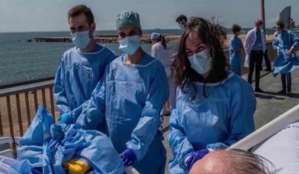Bolnavii de COVID din Spania, duși de medici să vadă marea