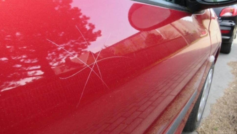 O fetiță cu dor de zăpadă s-a apucat să deseneze fulgi de nea cu o piatră pe aproape 40 de autoturisme. Cum s-a încheiat totul  666048