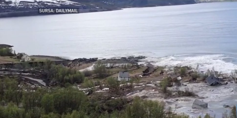 Opt case au ajuns în apă, în urma unei alunecări de teren 