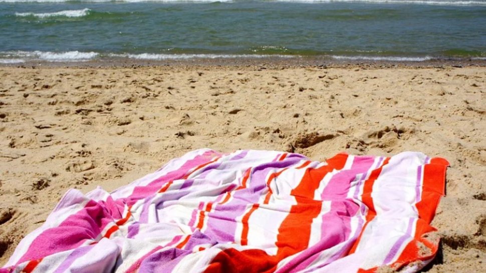 Românii pot face plajă și pe prosop, nu doar pe șezlong. Care sunt regulile impuse de Guvern