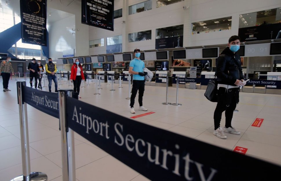 Israelieni, blocați pe Aeroportul Otopeni: 'Trebuie să așteptăm două zile în aeroport ca să ne întoarcem acasă'