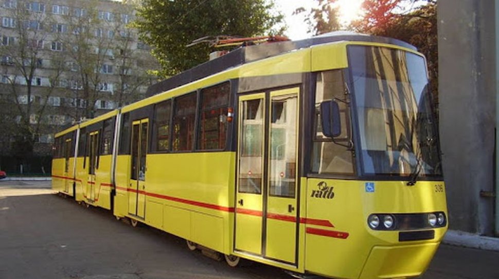 Un bărbat a murit în timp ce circula cu tramvaiul, în Capitală