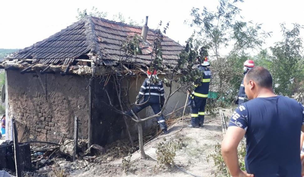 O fetiță de 4 ani a murit după ce a rămas blocată în casa cuprinsă de un incendiu, în Constanța
