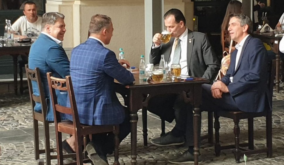 Premierul Ludovic Orban a ieșit să bea bere în Centrul Vechi