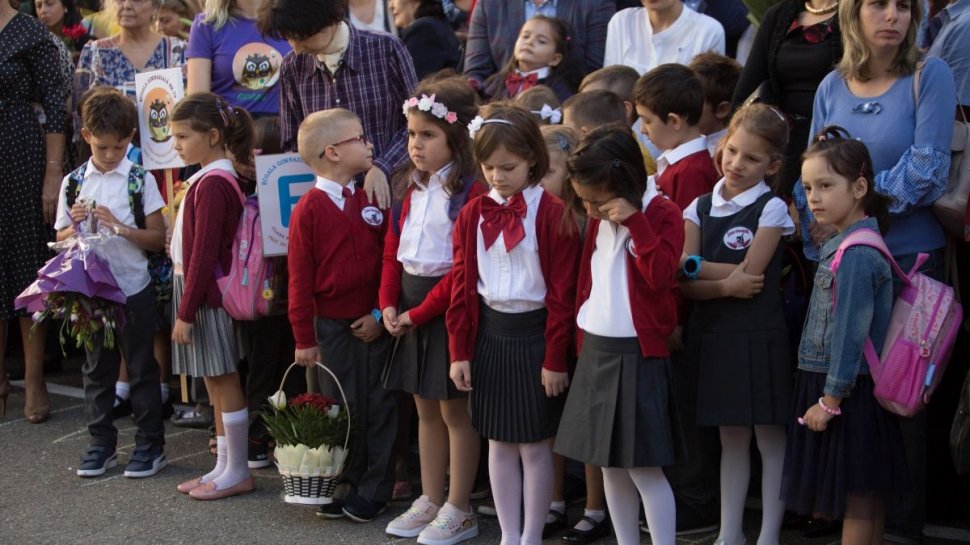 Ministerul Educației interzice serbările de sfârșit de an, în curtea școlii
