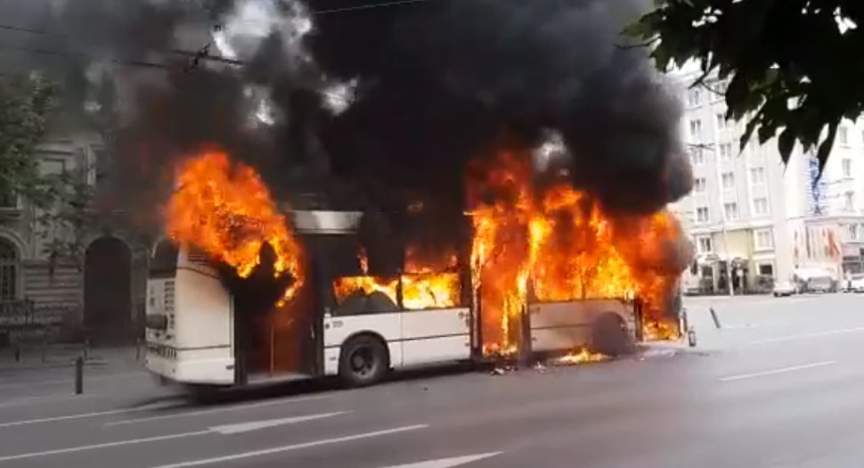 Un troleibuz a ars ca o torță pe Bulevardul Lascăr Catargiu din Capitală VIDEO