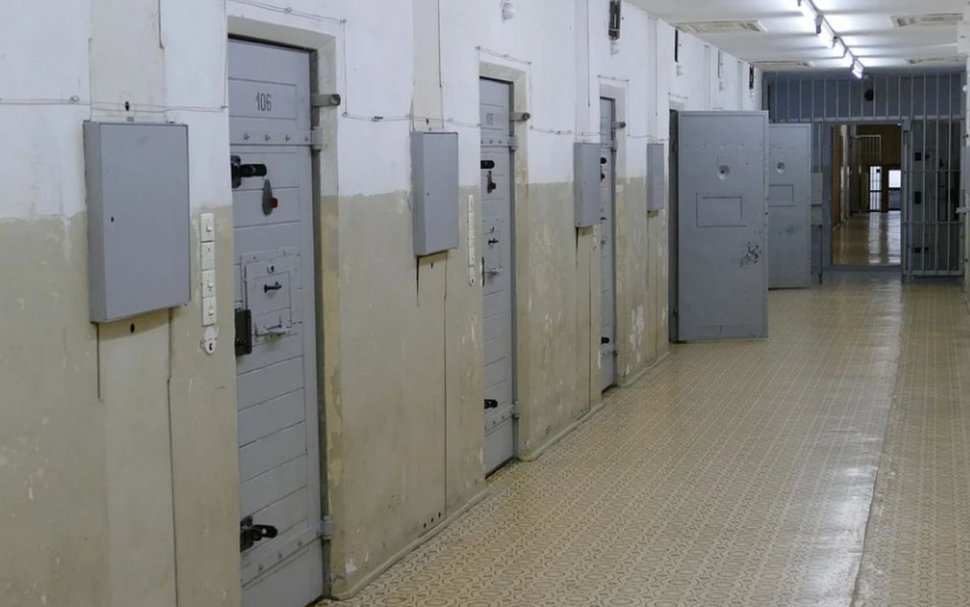Un deţinut din Penitenciarul Botoşani s-a spânzurat în camera închisorii